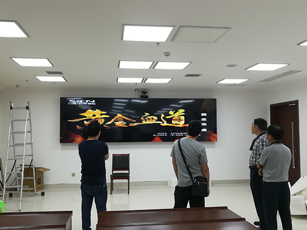 巴中某單位會(huì)議室拼接屏55寸2X4